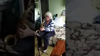 Наши таланты. Евтушок Галина Леонидовна играет на саксофоне.