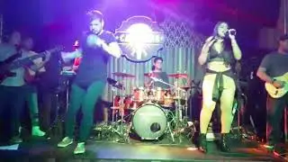 Flexiona a tcheca banda Égua da Moleca