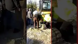 Мужик качает гусеницу экскаватора.
