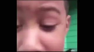 чёрнокожий ребёнок что то говорит на камеру