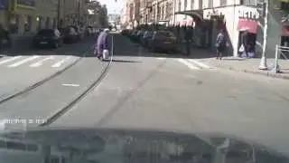 Бабуся прет как танк на красный свет! Ее ничто не волнует...