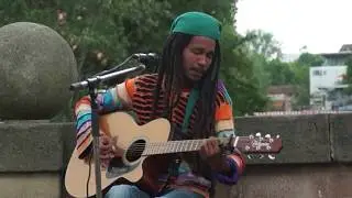 AMAZING BUSKER sings No woman No cry - Bob Marley Reincarnated??