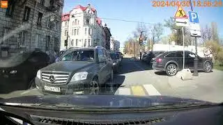 Алло, дорогая, только что по радио передали, что один псих едет по встречке — Один? Да их тут сотни