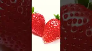 Красная клубничка просто лежала и пришел жоскиц и зелёный огуречик