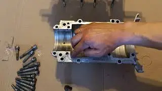 Assembling the RMZ-500 on a Taiga snowmobile. I'm installing the crankshaft and closing the crank...