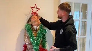 I TURNED MY GF INTO A CHRISTMAS TREE!!!!!