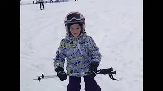 Кристина, 6 лет, впервые на лыжах!
