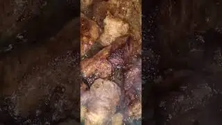 Дядя Вася готовит жирное блюдо.