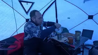 НОЧЬ В ПАЛАТКЕ НА РЕКЕ В МОРОЗ -35 ЭТО ЖЕСТЬ!!! ЧАЙ С МОРОШКОВЫМ ВАРЕНЬЕМ СПАСАЕТ!!!