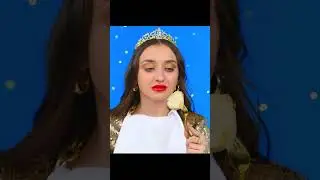 девушка режет золотую пиццу