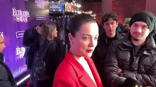 İrem Sak seksi kırmızı kıyafetiyle film galasına damga vurdu
