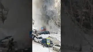 Загорелась машина на парковке БЦ «Парус».Из окон офиса наблюдаем как пожарные тушат.