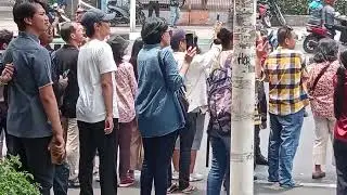 WARGA BERDESAKAN HANYA INGIN BERSALAMAN DENGAN PAUS FRANSISKUS