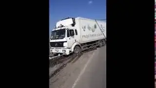 Вытягивание из кювета груженного рефрижератора под Волгоградом