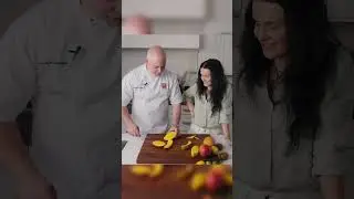 The coolest way to cut a mango with @momsdish and ZWILLING Chef Bernard Janssen. #shorts