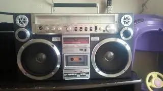 Boombox Toshiba Bombeat 40 playing Radio.