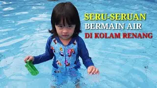 Kakak dan Adik Sedang Seru Seruan Bermain Di Kolam Renang