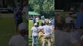 Девушки лупят друг друга подушками! 