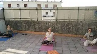 Lo yoga sul terrazzo dalla mia sala. Йога на терассе