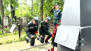 Возложение цветов к братской могиле