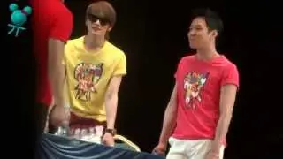 130429 JYJ NII Fan Party [Part1] 秀秀Hug時.有天在中一旁看熱鬧^_^