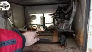Где находится аккумулятор у ПАЗИКА.И штатив из Китая.