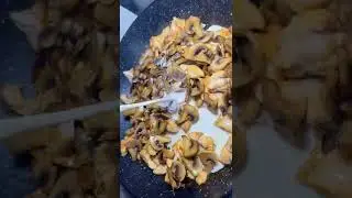 Паста в сливочном соусе с грибами и курицей