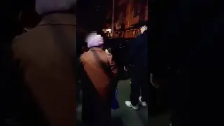 В Краснодаре пассажиры трамвая подняли на руках припаркованную иномарку, которая мешала проезду