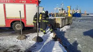 the ship helps the firefighters break the ice to get water by car