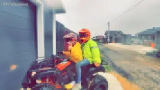Амелия и Катя едут по лесу на KAYO Bull 2B, но вдруг начинается сильный дождь.