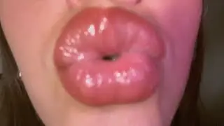 ASMR- Tingly kisses to put you to sleep😽