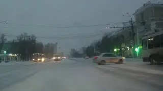 Такси Ситимобил выезжает на красный и пролетает в метре от движущегося троллейбуса