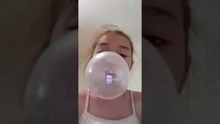 Надуваю шарик из жвачки!