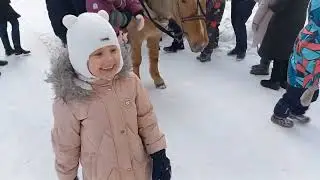 Новый год 2024 уже мчится к нам ! Праздник во дворе! Олени, Верблюд и лошади во дворе дома !