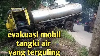 mobil tangki air terjun ke jurang