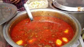 Quality place to eat tandoori roti with chicken curry and aloo dum at Kolkata street food stall