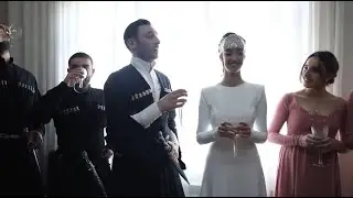 на грузинской свадьбе   жених поёт для невесты серенаду ..   ქორწილი . შენ დაგეძებ დილაა თუ ბინდია