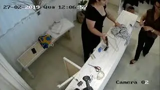 Cuidado  em mulher tira foto do cartão da cliente
