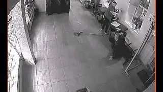 Смотреть всем! Человек уснул и упал! Камера видео наблюдения.
