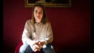 AUF DEM ROTEN STUHL | Hazel Brugger 