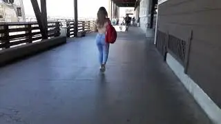 Culona caminando