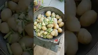 молодая картошка со стрелками чеснока в сливочном масле