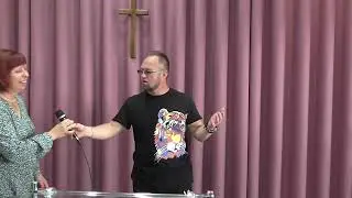 Vladimir Khoroshev ведет молитву в Церкви Свет миру