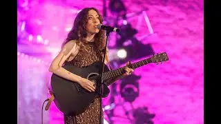 Helle canta 