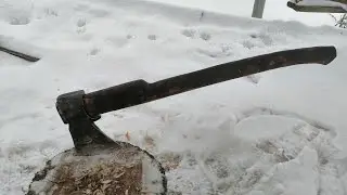 Топор с приварным лезвием из рельса.
