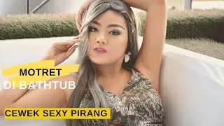 Motret di Bathtub Wanita Sexy Rambut Pirang