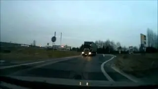 Zjazd z obwodnicy w Nieżychowicach. Ciężarówka jedzie pod prąd