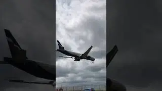 Авиалайнер Аэрофлота заходит на посадку