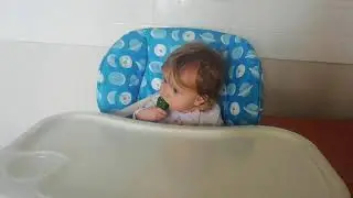 Кроха ест огурчик