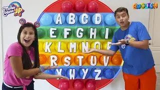 Maria Clara and JP teach the alphabet with pop it and fidget toys